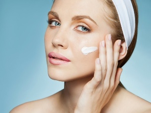 Aplicar la crema sobre la piel después del procedimiento de fototermólisis. 