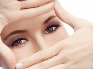 La piel fina alrededor de los ojos requiere un cuidado especial suave. 